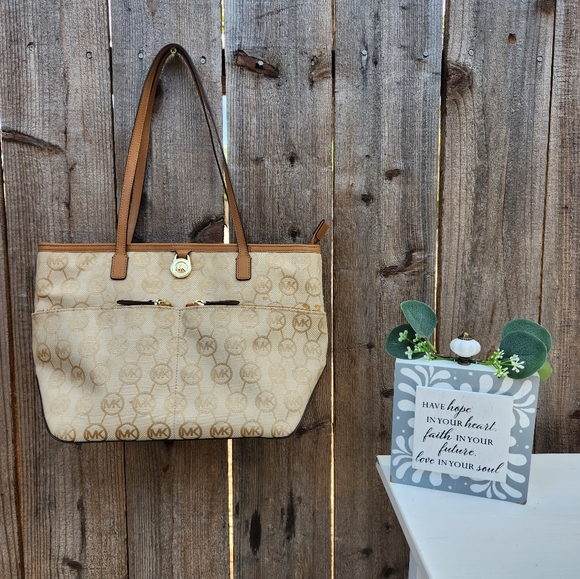 Micheal Kors Kempton Beige Canvas Medium Pocket Tote Tan Leather Purse - Picture 1 of 10